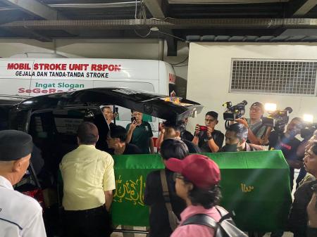 Detik-detik Jenazah Epy Kusnandar Dibawa ke Rumah Duka, Istrinya Hampir Pingsan

