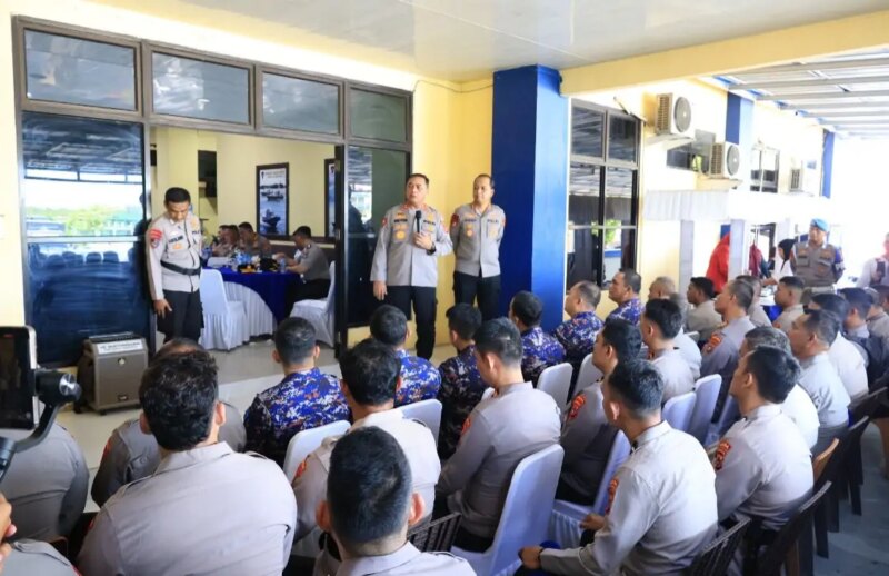 Di hadapan para personel, Irjen Polisi Viktor Sihombing berpesan agar menjaga nama baik lembaga dan tidak mencemarkan lembaga dengan pelanggaran.

