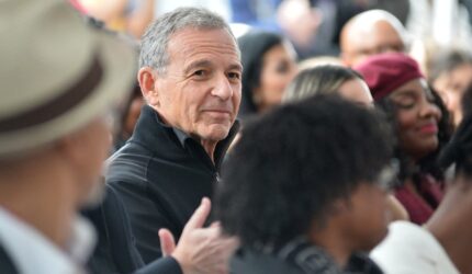 Disney yang melakukan investasi $1 miliar di OpenAI, akan mengizinkan karakter pada generator video Sora AI