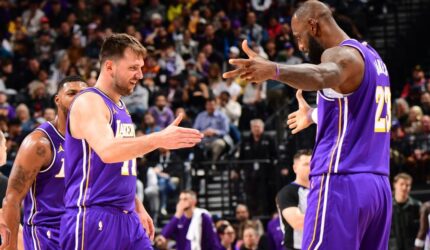 Doncic membawa Lakers, membuat lubang triple-double 45 poin