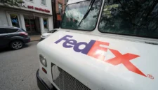 FedEx mengalahkan perkiraan pendapatan Q2, meningkatkan panduan setahun penuh