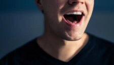 Gel “Lem Molekuler” Baru Dapat Membantu Mengobati Kehilangan Suara Permanen