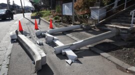 Sebuah kendaraan terhenti di tepi jalan yang runtuh di kota Tohoku di Prefektur Aomori, pada tanggal 9 Desember 2025, menyusul gempa berkekuatan 7,5 skala Richter di lepas pantai utara Jepang (JIJI Press/AFP)