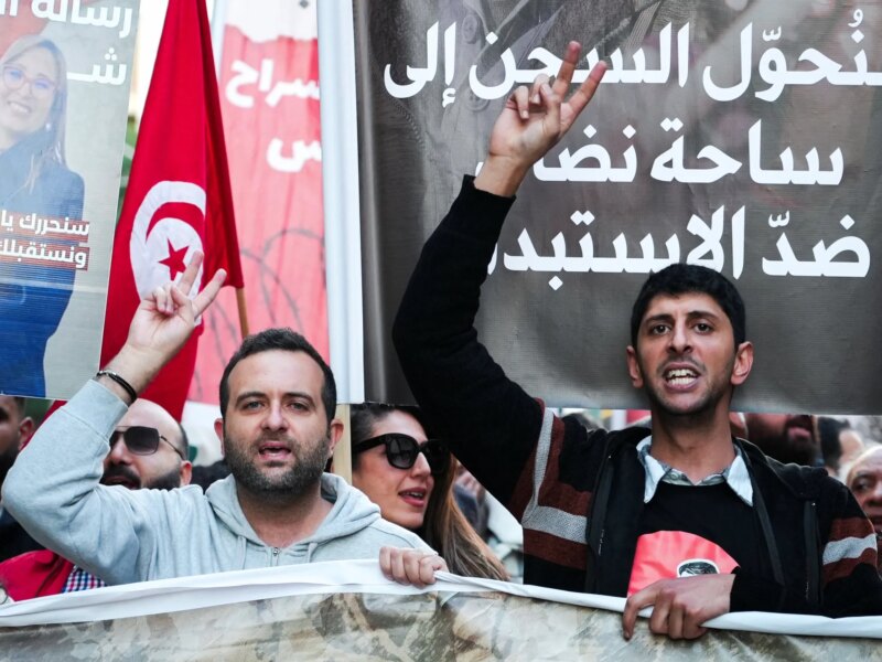 Gerakan protes yang sedang berlangsung di Tunisia menentang pembatasan kebebasan berita

