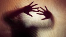 Gunakan toilet karena tidak punya, remaja 13 tahun diperkosa berulang kali oleh orang lanjut usia hingga ia melahirkan