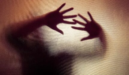 Gunakan toilet karena tidak punya, remaja 13 tahun diperkosa berulang kali oleh orang lanjut usia hingga ia melahirkan