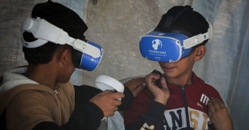 Headset VR membawa anak-anak yang terkena dampak perang ke dunia yang jauh dari Gaza

