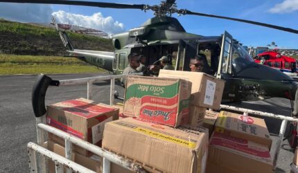 Helikopter TNI AD Distribusikan Logistik dari Udara ke Warga Terisolasi di Sibolga