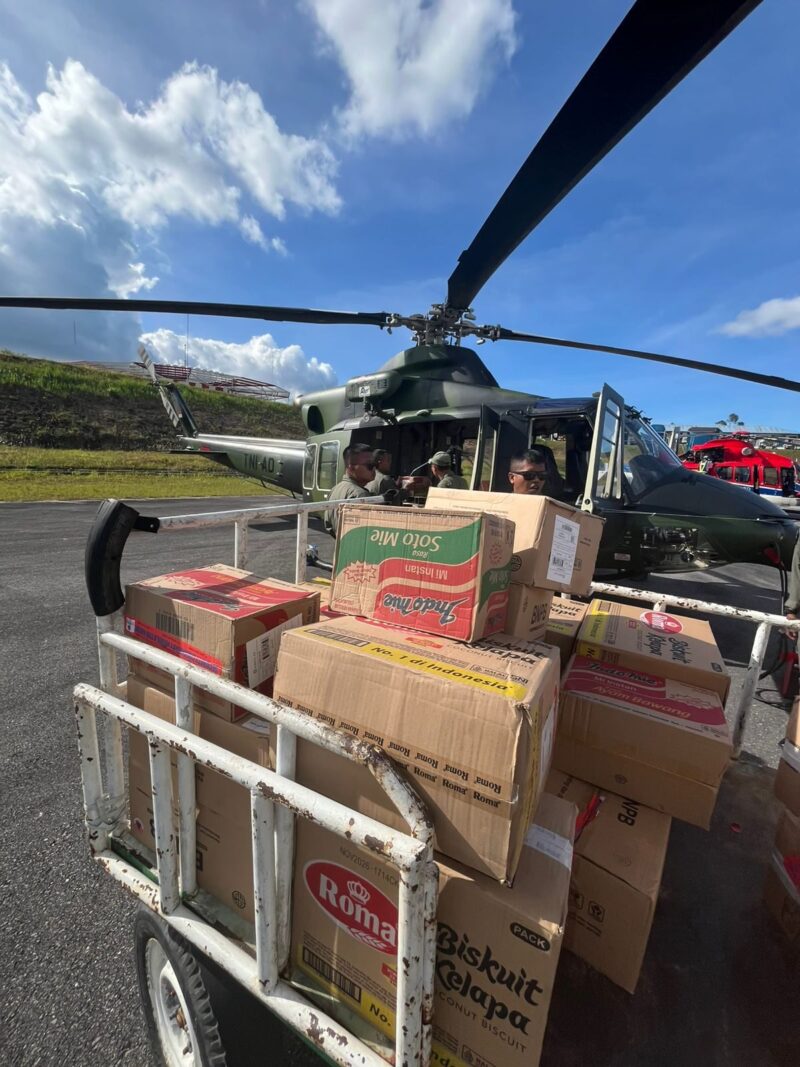 Helikopter TNI AD Distribusikan Logistik dari Udara ke Warga Terisolasi di Sibolga

