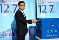 Kampanye politik tiba-tiba terhenti setelah kebakaran melanda blok perumahan Wang Fuk Court di Hong Kong utara pada akhir November, menewaskan sedikitnya 159 orang, dan memicu kemarahan publik atas penanganan tragedi tersebut (Philip Fong/AFP)