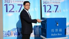 Kampanye politik tiba-tiba terhenti setelah kebakaran melanda blok perumahan Wang Fuk Court di Hong Kong utara pada akhir November, menewaskan sedikitnya 159 orang, dan memicu kemarahan publik atas penanganan tragedi tersebut (Philip Fong/AFP)