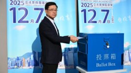 Kampanye politik tiba-tiba terhenti setelah kebakaran melanda blok perumahan Wang Fuk Court di Hong Kong utara pada akhir November, menewaskan sedikitnya 159 orang, dan memicu kemarahan publik atas penanganan tragedi tersebut (Philip Fong/AFP)