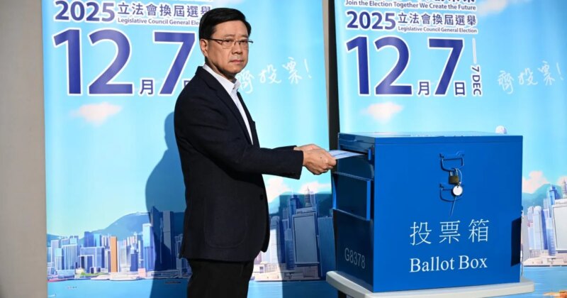 Kampanye politik tiba-tiba terhenti setelah kebakaran melanda blok perumahan Wang Fuk Court di Hong Kong utara pada akhir November, menewaskan sedikitnya 159 orang, dan memicu kemarahan publik atas penanganan tragedi tersebut (Philip Fong/AFP)