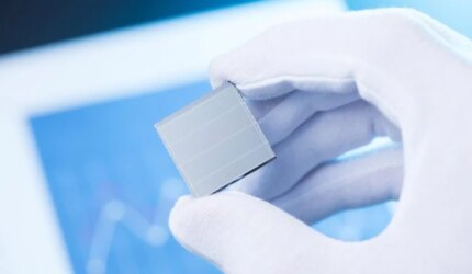 Ilmuwan Memegang Sel Surya Baru yang Canggih