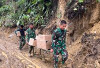 Jalan Kaki, Prajurit Yonif TP 854/DK Kodam IM Bagikan Obat ke Pelosok Aceh Tengah

