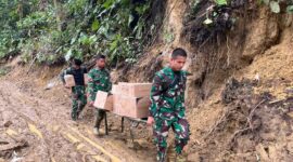 Jalan Kaki, Prajurit Yonif TP 854/DK Kodam IM Bagikan Obat ke Pelosok Aceh Tengah

