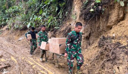 Jalan Kaki, Prajurit Yonif TP 854/DK Kodam IM Bagikan Obat ke Pelosok Aceh Tengah