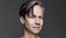 John Cameron Mitchell Mengatur Kembalinya Broadway Dengan 'Oh, Mary!'