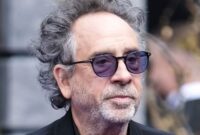 Dr Alan Grant berdiri di tengah hujan di Jurassic Park