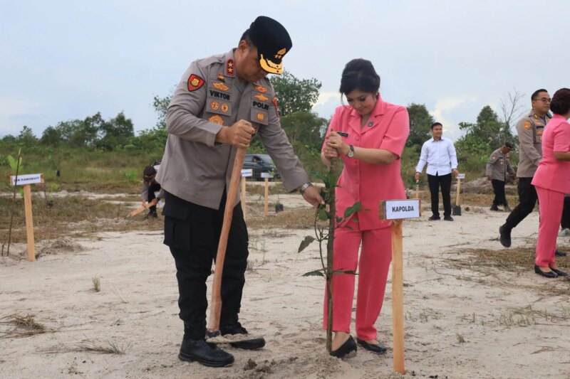 Kapolda Babel Pimpin Penanaman Pohon Serentak, Komitmen Jaga Lingkungan

