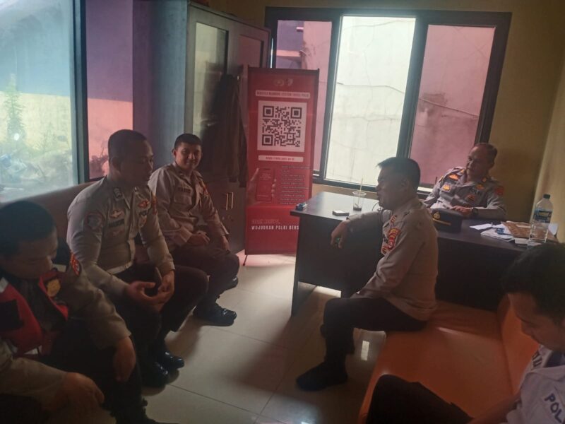 Kapolsek Kramatwatu Berikan Arahan Kepada Anggota Piket –

