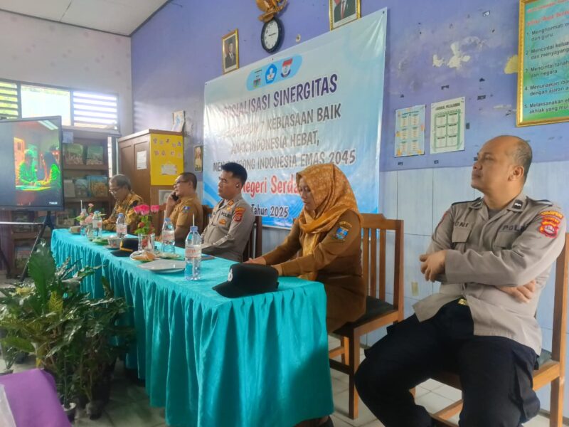 Kapolsek Kramatwatu melakukan sosialisasi kepada orang tua siswa SD 2 Kabupaten Serdang. Kramatwatu – Berita Banten Tribrata

