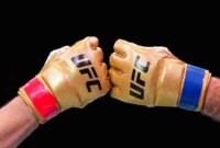 Jack Shore (sarung tangan merah) melawan Joanderson Brito (sarung tangan biru) selama UFC 301 di Rio Arena. | Gambar Jason Silva-Gambar