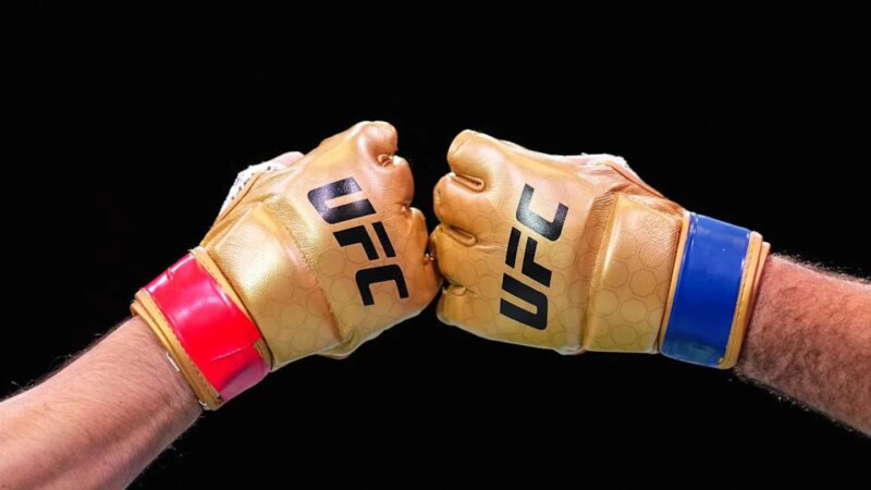 Jack Shore (sarung tangan merah) melawan Joanderson Brito (sarung tangan biru) selama UFC 301 di Rio Arena. | Gambar Jason Silva-Gambar