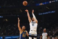 Keberanian Donte DiVincenzo di akhir pertandingan diasah di bawah bayang-bayang Steph Curry

