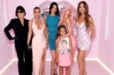 Khloe dan Kris Ungkap Siapa yang Membayar Pesta Natal Kardashian Jenner

