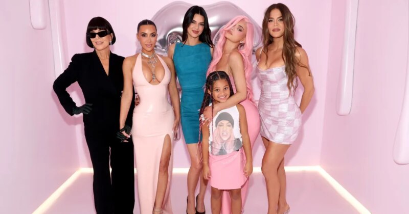 Khloe dan Kris Ungkap Siapa yang Membayar Pesta Natal Kardashian Jenner

