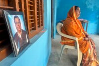 Foto Vijay Kumar Verma, petugas tingkat stan yang meninggal karena pendarahan otak, di rumahnya dekat Lucknow, Uttar Pradesh (Sumaiya Ali/Al Jazeera)