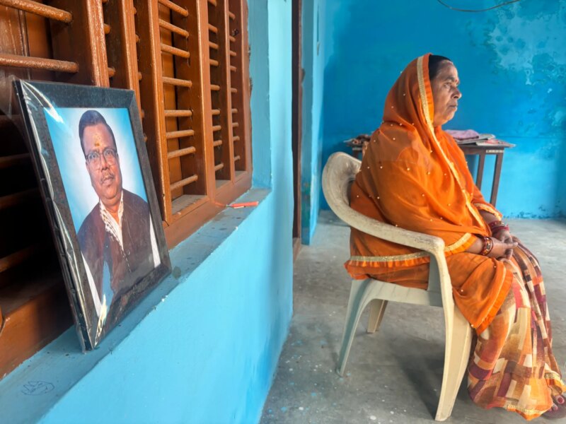Foto Vijay Kumar Verma, petugas tingkat stan yang meninggal karena pendarahan otak, di rumahnya dekat Lucknow, Uttar Pradesh (Sumaiya Ali/Al Jazeera)