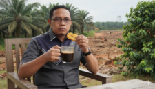 Logika Hasan Nasbi yang mengatakan 'kopi dan gorengan' menyebabkan penggundulan hutan membuat masyarakat marah, mengapa rakyat kecil yang menjadi kambing hitam?