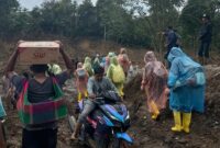 Melewati jalan rusak, RIAB mengajak siswa menemui orang tuanya

