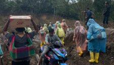 Melewati jalan rusak, RIAB mengajak siswa menemui orang tuanya

