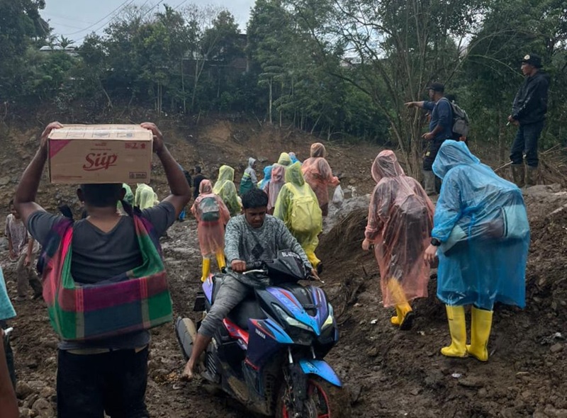 Melewati jalan rusak, RIAB mengajak siswa menemui orang tuanya

