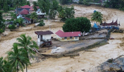 Menasihati pemerintah padahal dia juga pemerintah