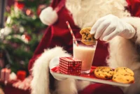 
<p>Kue dan susu untuk Santa dan wortel untuk rusa kutub tertinggal di atas meja di depan api yang menyala dan pohon Natal yang menyala.
