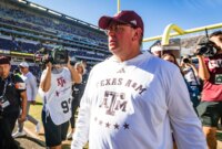 Pelatih penerima lebar Alabama Crimson Tide Holmon Wiggins melawan Georgia Bulldogs dalam pertandingan kejuaraan nasional sepak bola perguruan tinggi CFP 2022 di Lucas Oil Stadium. Kredit Wajib: Mark J. Rebilas-Gambar Gambar | Mark J. Rebilas-Gambar Gambar