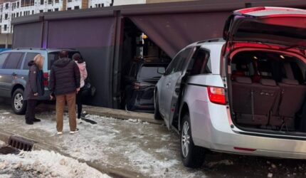 Mobil menabrak area tempat duduk luar ruangan bar Carmel