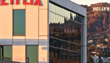 Nilai merger yang besar menegaskan peralihan kekuasaan dari studio film tradisional ke platform penyiaran digital (Reuters)