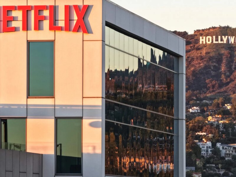 Nilai merger yang besar menegaskan peralihan kekuasaan dari studio film tradisional ke platform penyiaran digital (Reuters)