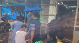 Ngeri! Pria bersenjata parang mengamuk merusak kios-kios di Pasar Mandar Polewali

