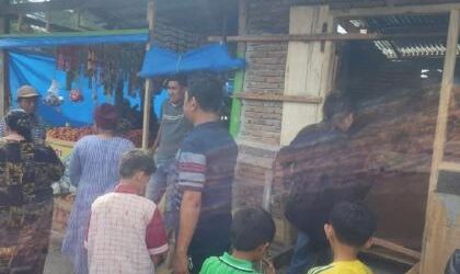 Ngeri! Pria bersenjata parang mengamuk merusak kios-kios di Pasar Mandar Polewali