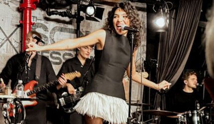 Olivia Dean tentang Pesan Emosional dari Single Mom yang Menginspirasi Pernyataan Ticketmaster