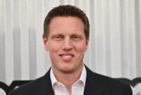 Paramount menjamin dukungan Larry Ellison dalam perubahan tawaran

