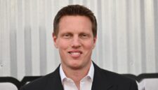 Paramount menjamin dukungan Larry Ellison dalam perubahan tawaran

