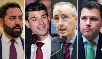 Partai Republik yang berhaluan tengah memilih opsi nuklir untuk melawan Mike Johnson atas Obamacare