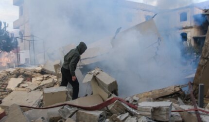 Pasukan Israel meledakkan sebuah rumah setelah menyusup ke berita Lebanon selatan